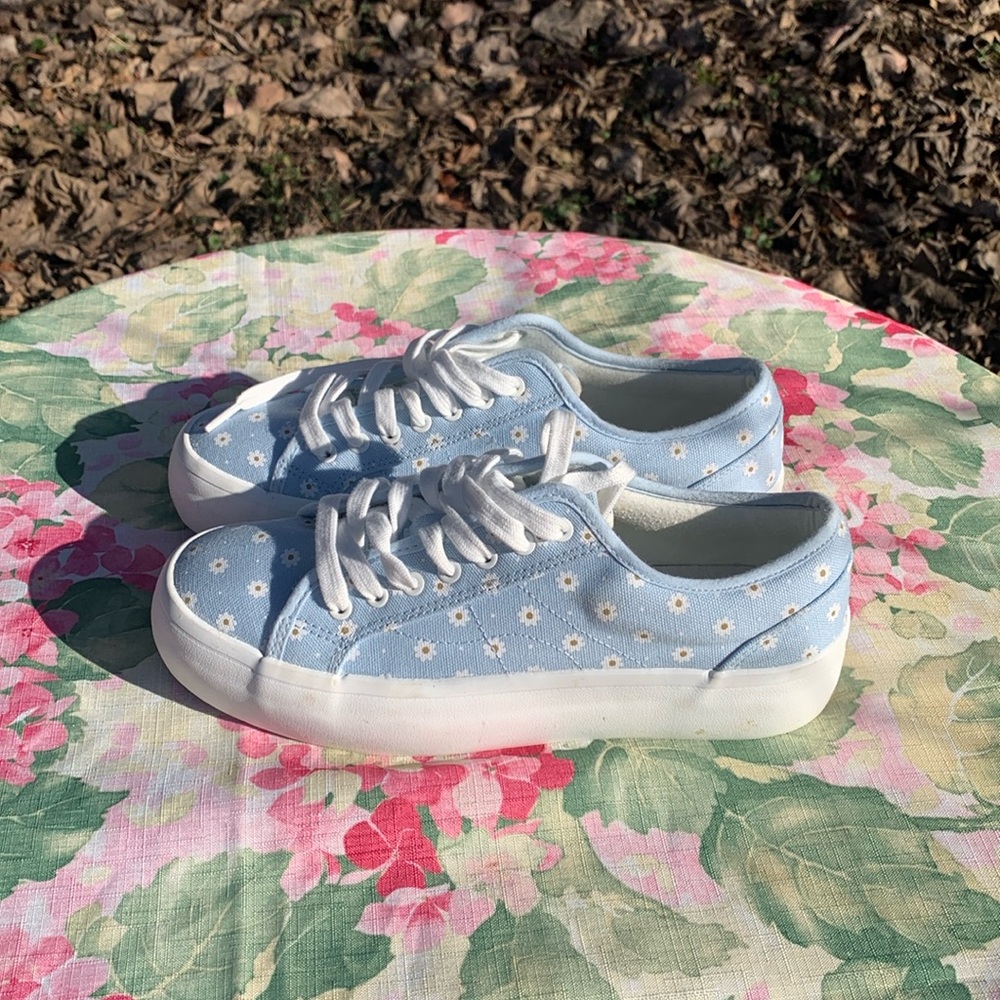 🚫SOLD🚫Sincerely Jules Light Blue Floral Platform Sneakers Size 7.5